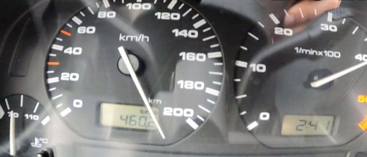 Ritkán szaladgál 200 felett egy Volkswagen Caddy – videó