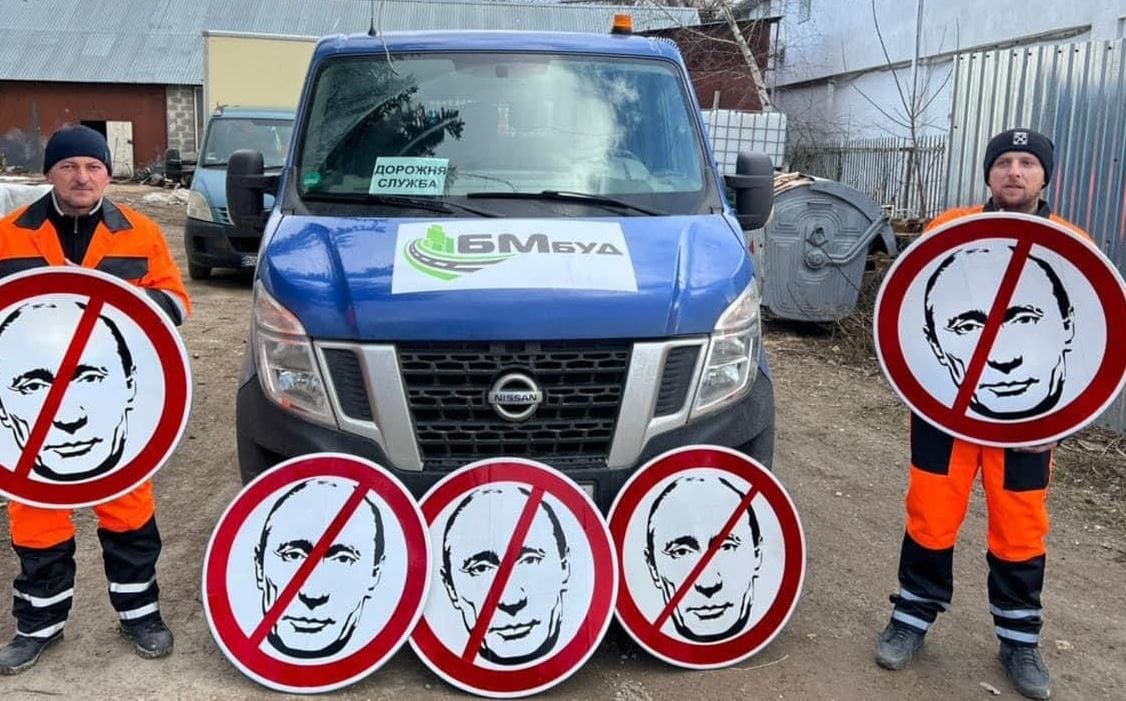 Áthúzott Putyin-fejekből csináltak közlekedési táblákat Ukrajnában