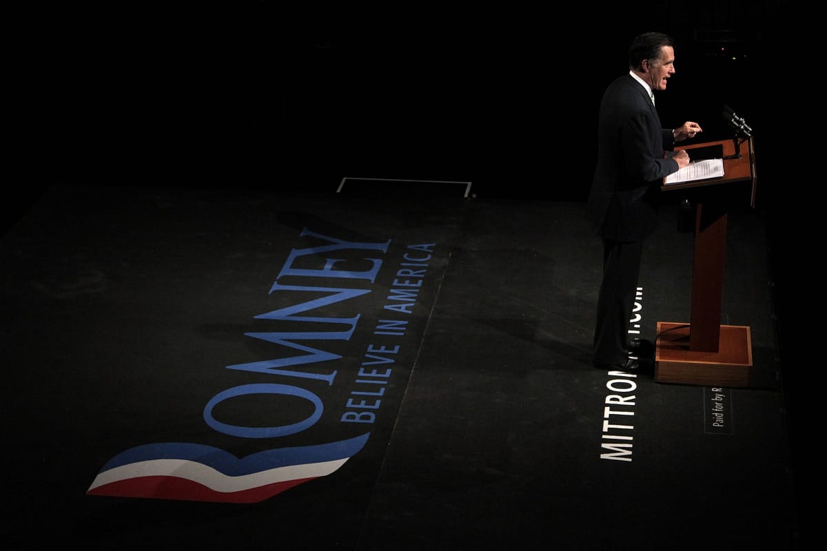 Romney bocsánatot kért, mert fiatalon meleg diáktársára támadt 