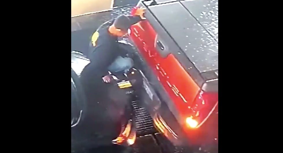 Egy életre megjegyzi első munkanapját az autómosóban ez a férfi – videó
