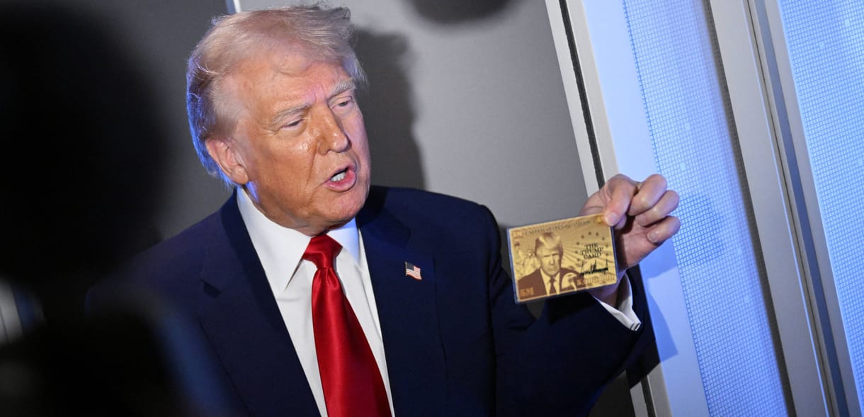 Donald Trump bemutatta az aranykártyáját, ami lényegében az ottani letelepedési kötvény
