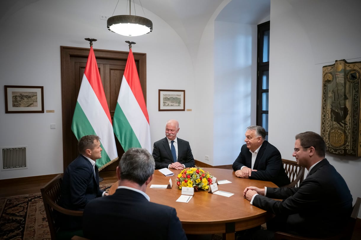 Orbán Viktor tudománypolitikai megbeszélésre hívta a Karmelitába a Nobel-díjas Krausz Ferencet