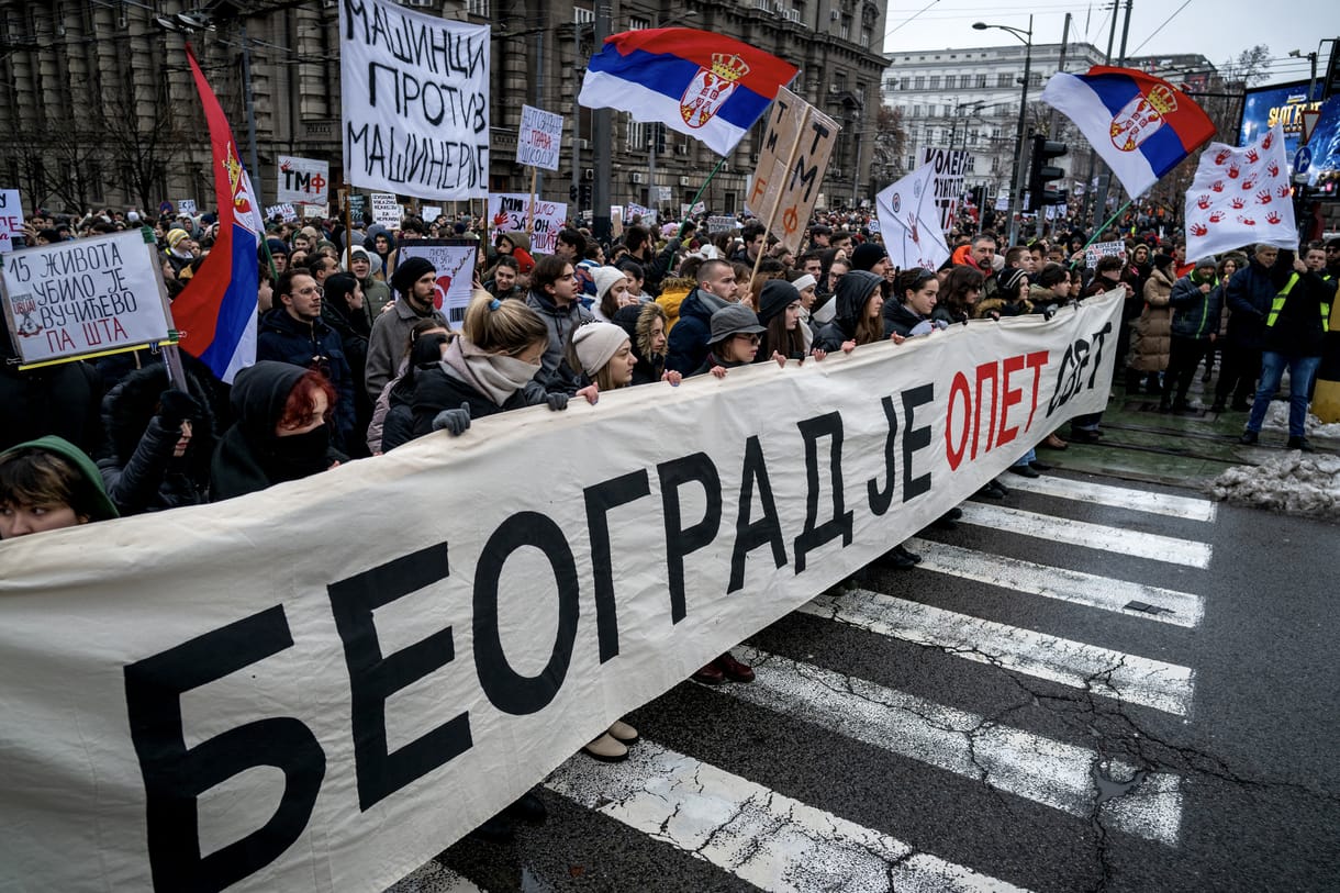 A szerb főügyészhez fordultak segítségért a tiltakozó hallgatók, több százan vonultak utcára