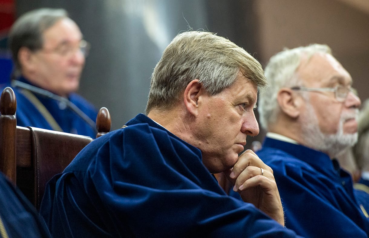 Azért került oda, hogy az alkotmányt védje, és ugyanezért tehetik ki a szűrét