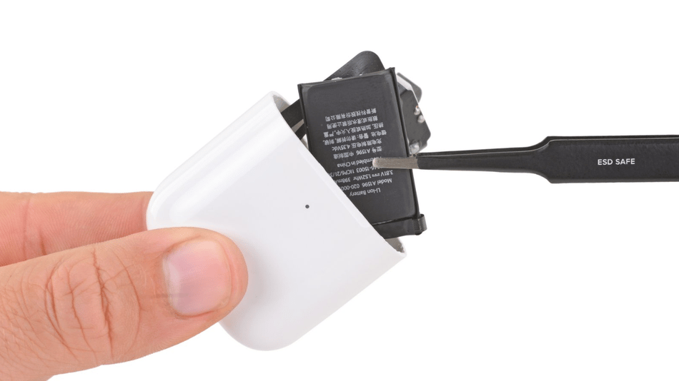 Máris szétszedték az AirPods 2-t, ezt találták a belsejében