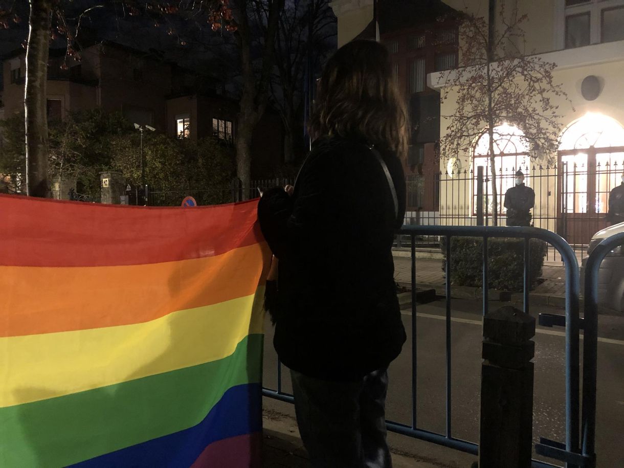 Az LGBTI-jogokért tüntettek a brüsszeli magyar nagykövetség előtt