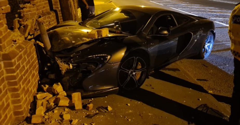 A rendőrség is finoman odaszúrt a sofőrnek, aki összetörte a McLarenjét