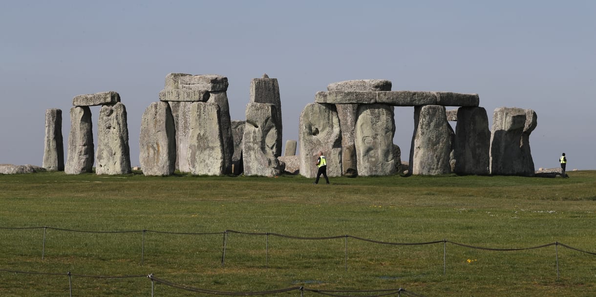 A veseköveiből készített mini-Stonehenge-t egy brit művész