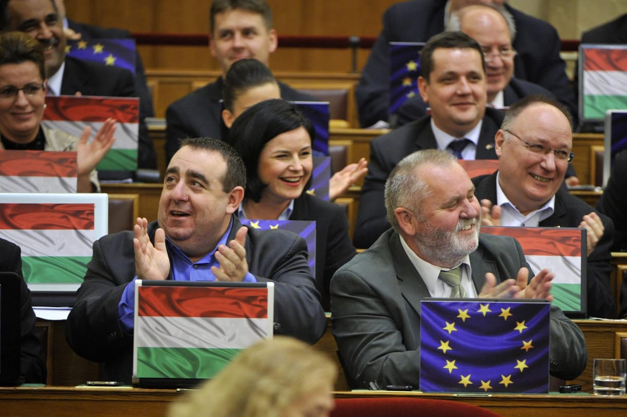 Fotó: Így trükközték ki Kövér László EU-zászlófóbiáját az MSZP-sek