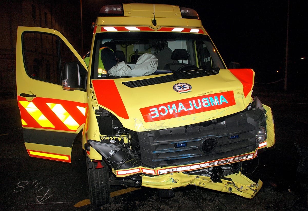 Fotó: sárga mentőautó és Volán-busz karambolozott Kecskeméten