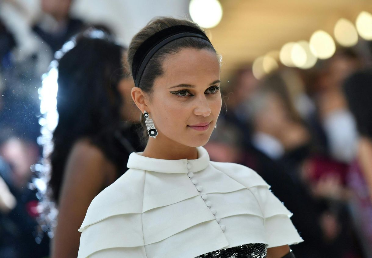 „A színész órákig ül meztelenül a szoba közepén” – a szexjelenetek forgatásáról beszélt Alicia Vikander