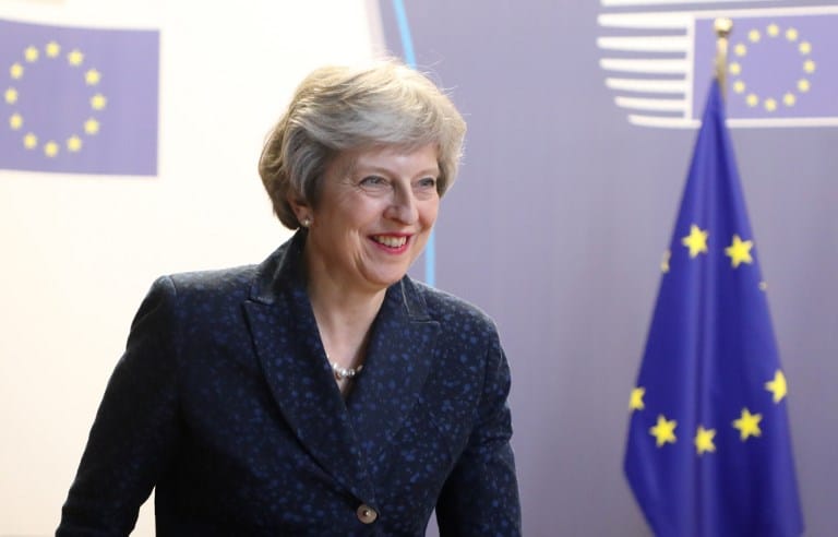 Lázadnak a brit miniszterek – így váltható le Theresa May miniszterelnök