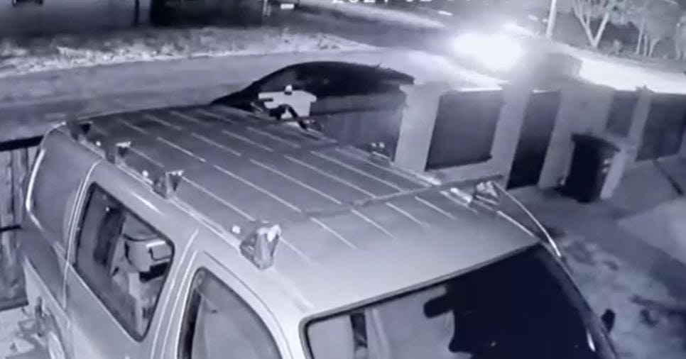 Karambolozott, háznak csapódott a kijárási korlátozást megszegő sofőr Gyálon