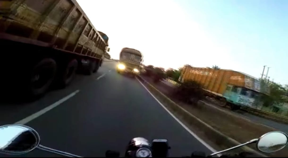 Autópályán előzött volna a motor, de szemből jött a teherautó – videó