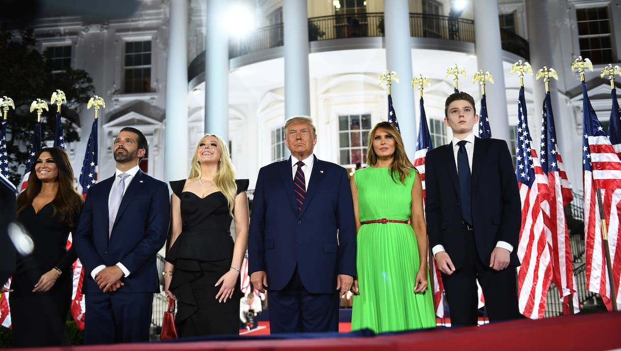 Dühöngenek Leonard Cohen rajongói, mert Trump kétszer is lejátszotta a Hallelujah-t
