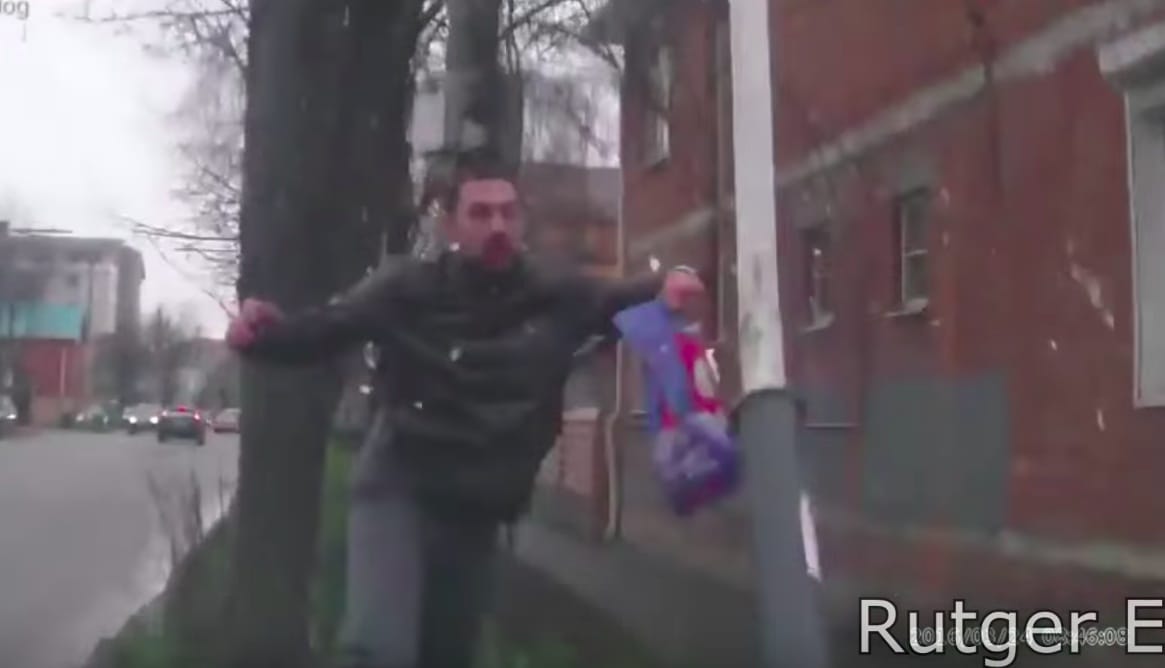 Szegény gyalogos: rosszkor volt rossz helyen – videó