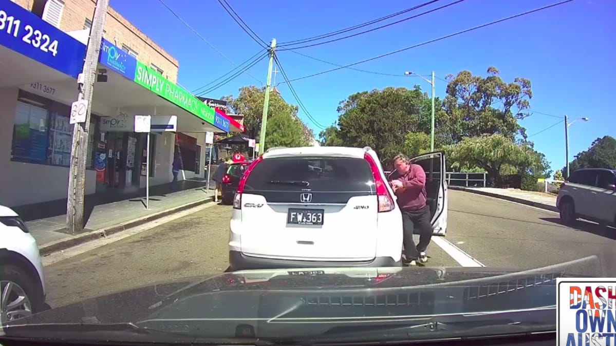 Instant karma: kiszállt balhézni a sofőr, csak a kéziféket felejtette el behúzni – videó