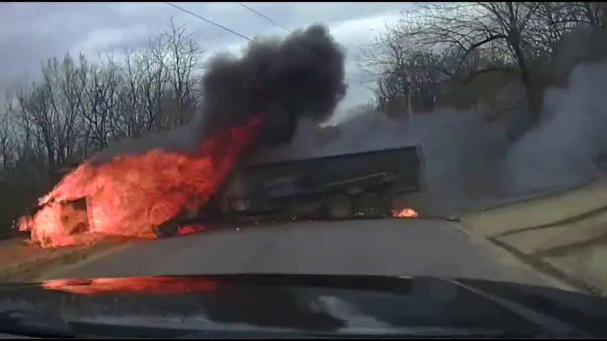 Lángoló teherautó száguldott el egy rendőrautó kamerája előtt – videó