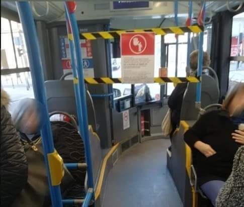 Hiába zárják le a buszok elejét, csak elfoglalják az üléseket ott is – fotók