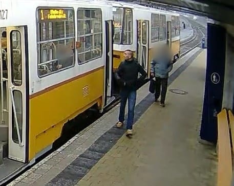 Késsel rabolt az 1-es villamoson, keresi a rendőrség