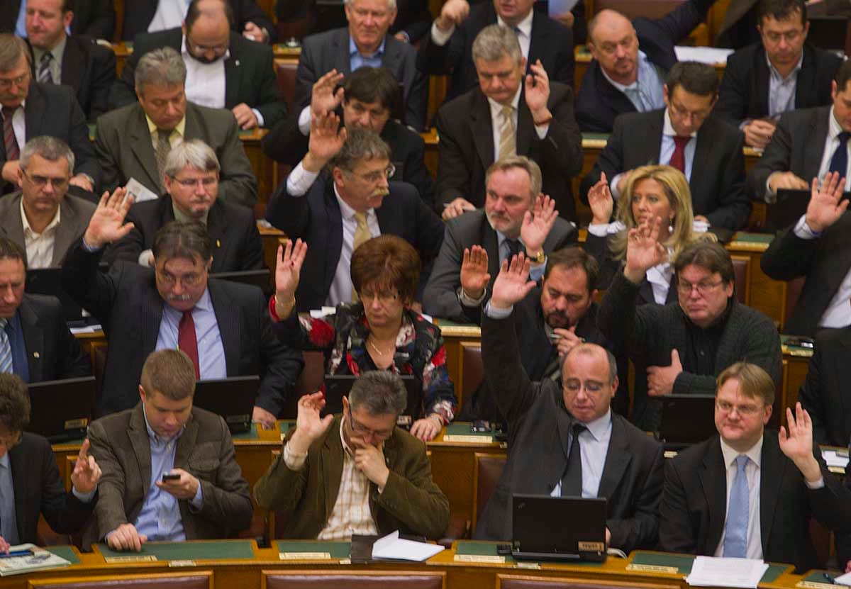 Fideszes képviselő mentelmi jogát is felfüggesztetné az ügyészség