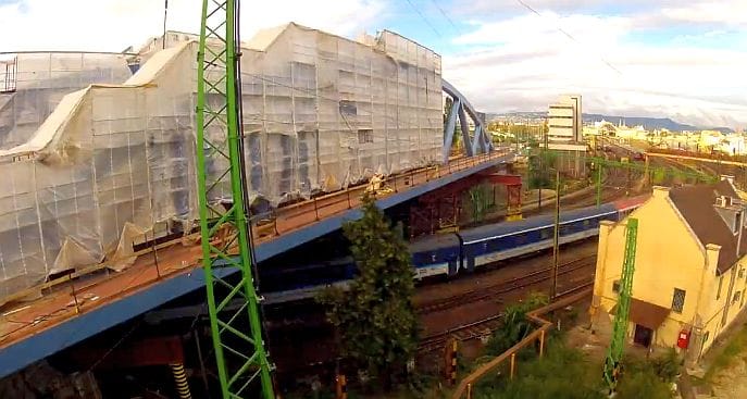 Videó: így kúszott a helyére a 700 tonnás budapesti százlábú