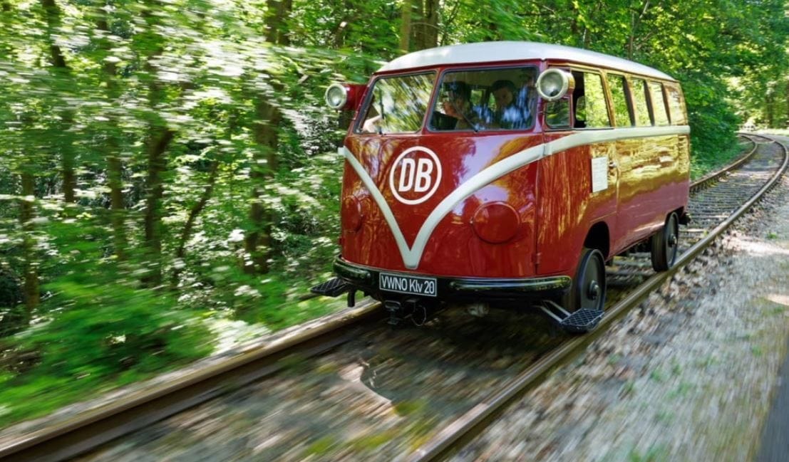 Nem nagyon van ritkább Volkswagen, mint ez a sínen futó Transporter kisbusz