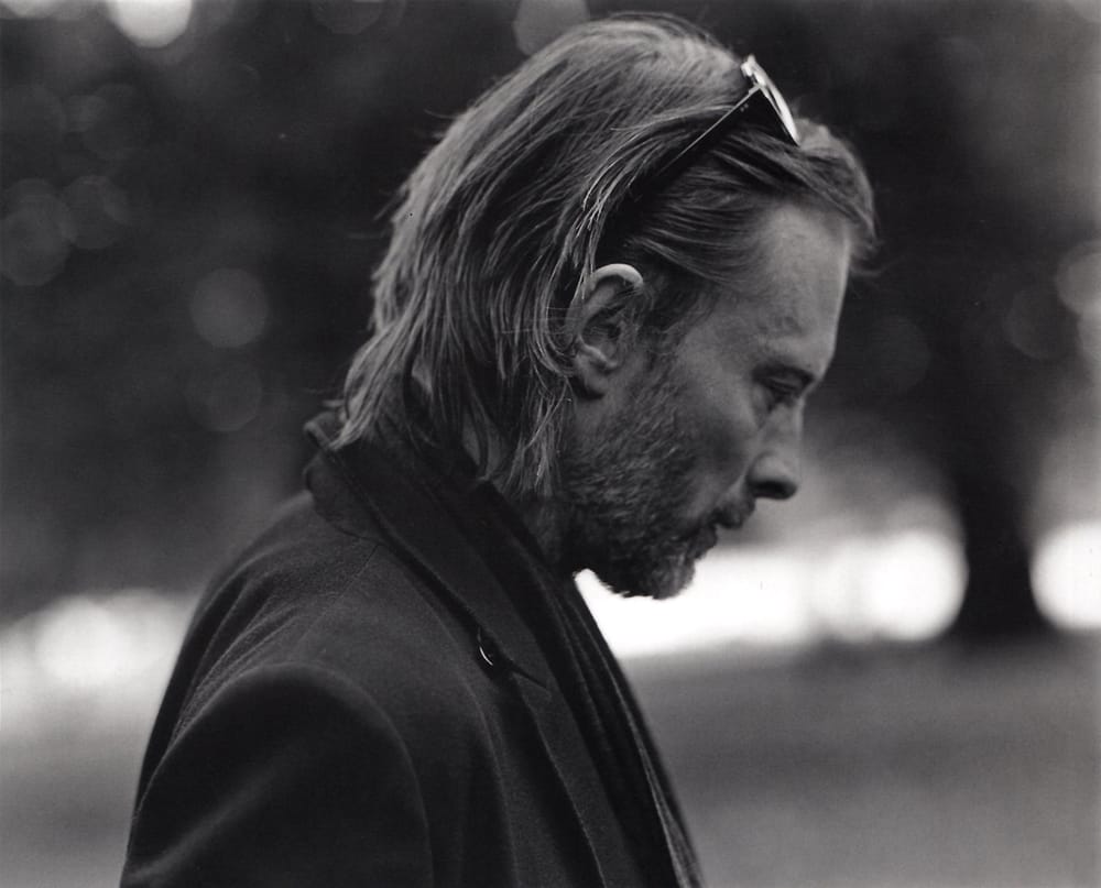 Fotósorozat: Thom Yorke a Hyde Parkban korzózik az új Undercover ruhákban
