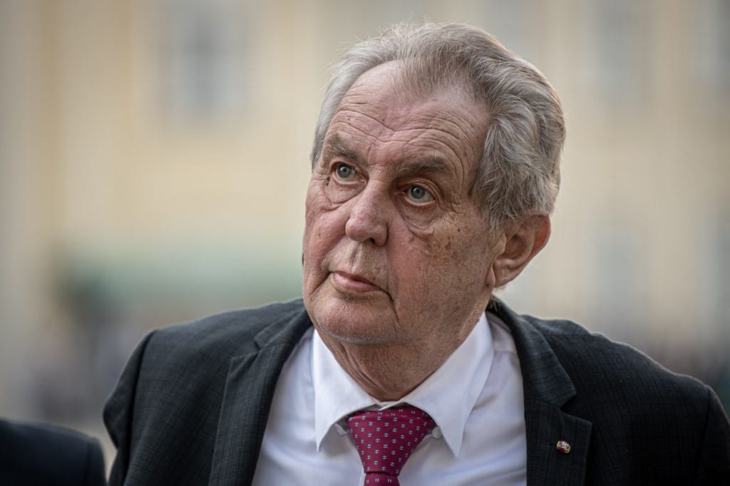 Milos Zeman jelenleg nem képes ellátni az elnöki feladatait – állítja a szenátus elnöke a kórházra hivatkozva