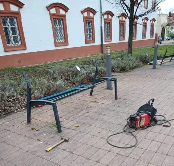 Leszerelték a Kutyapárt felújított padjait Gyöngyösön