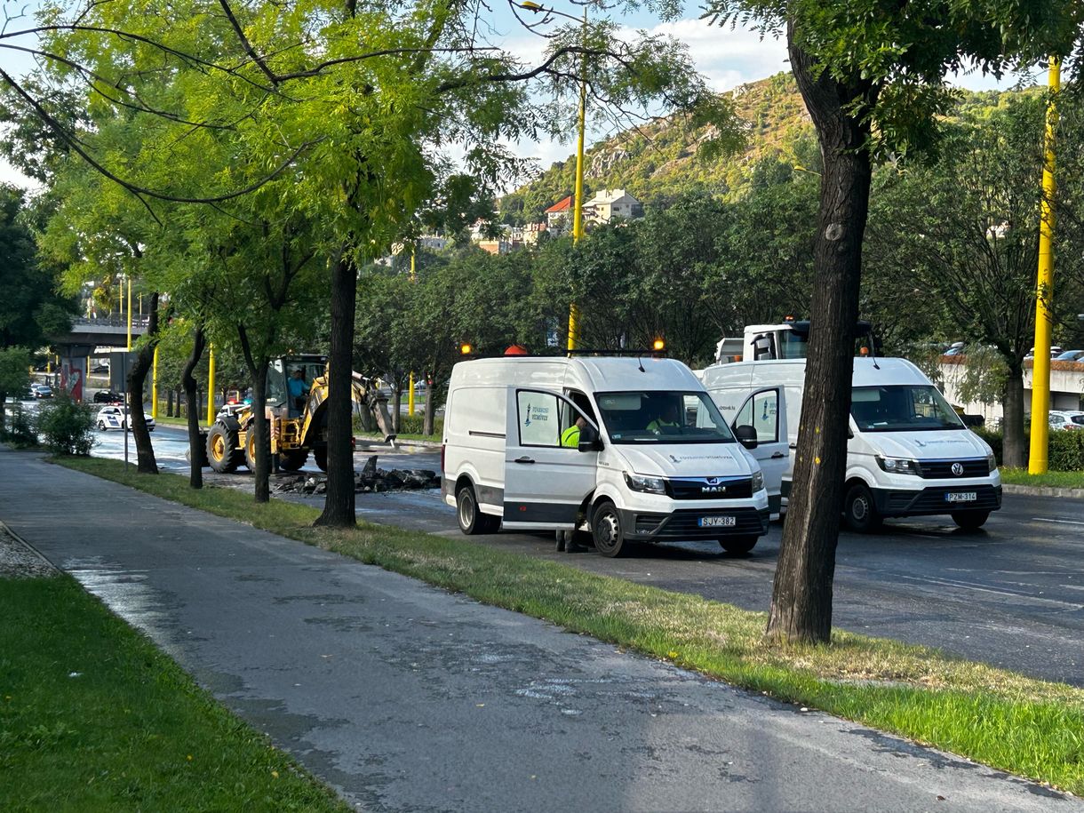 Csőtörés volt a BAH-csomópontnál, napokig le lesz zárva az Alkotás utca