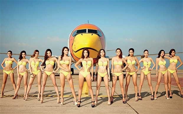Félpucér stewardess lánykák csábítják el a férfiakat
