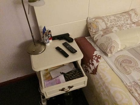 Hogy kerül a pisztoly és egy köteg pénz az alvó bolgár miniszterelnök mellé?