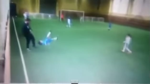 Sokkoló videó jelent meg a kisfiút felrúgó fociedzőről