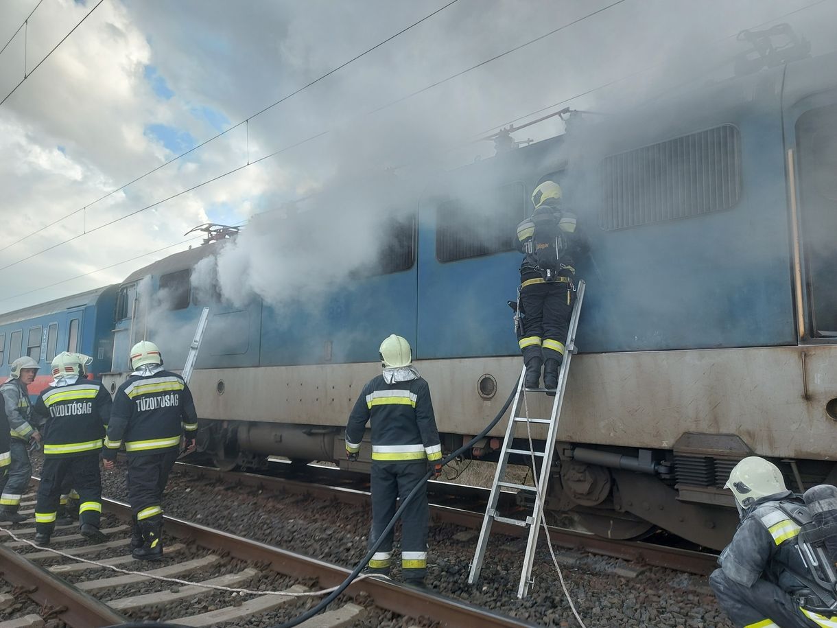 Kigyulladt egy villanymozdony Celldömölknél