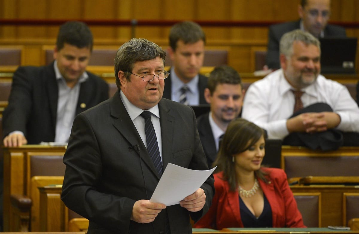 Videó: az NGM államtitkára is nyakon öntette magát jéggel