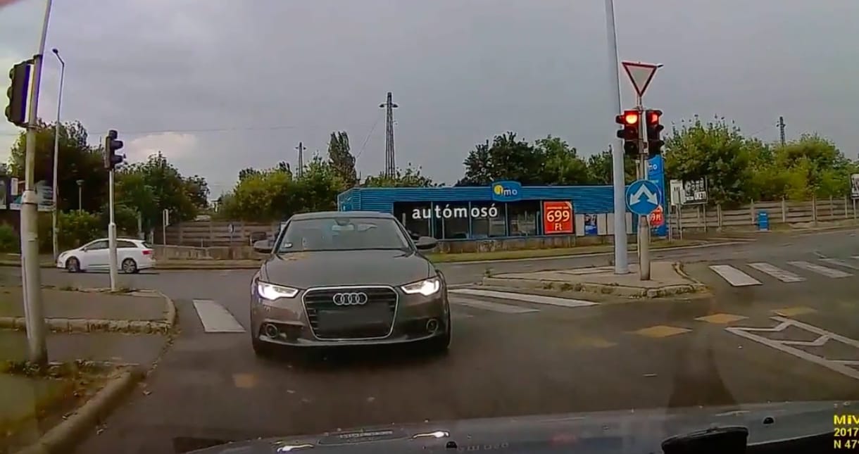 Olvasói videó: forgalommal szemben hajtott be az audis, és még neki állt feljebb