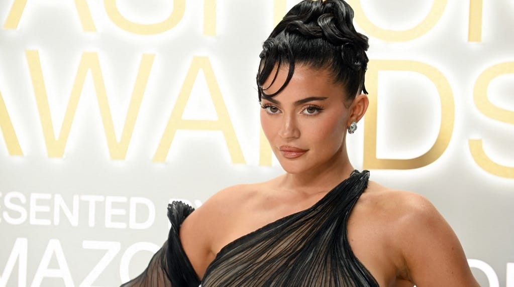 Élethű oroszlánfejjel vonult egy párizsi divatbemutatón Kylie Jenner