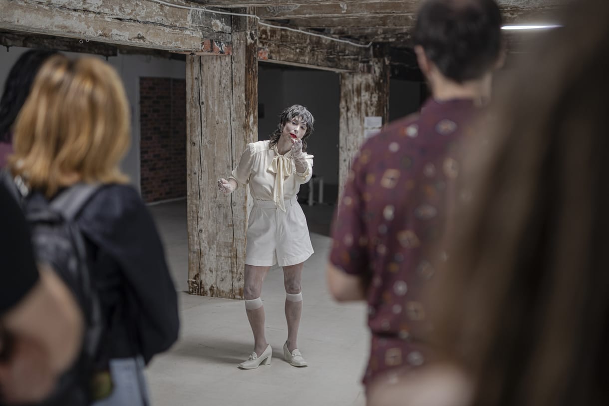 Méltóságteljes öregedésről, táncról és örömről beszél az aqb Project Space-ben látható performansz