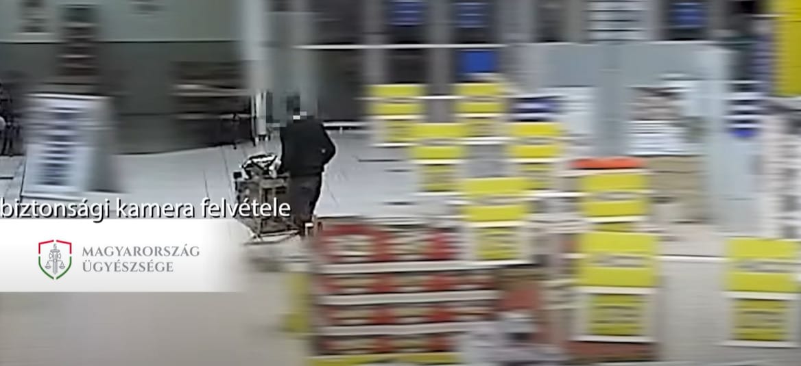 Videón, ahogy a tolvajok kitolják az áruházból a teli bevásárlókocsit