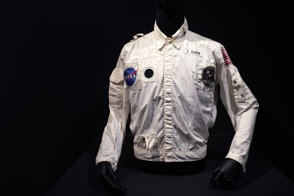 Egy nevének elhallgatását kérő ember 1 milliárd forintot fizetett ki Buzz Aldrin dzsekijéért