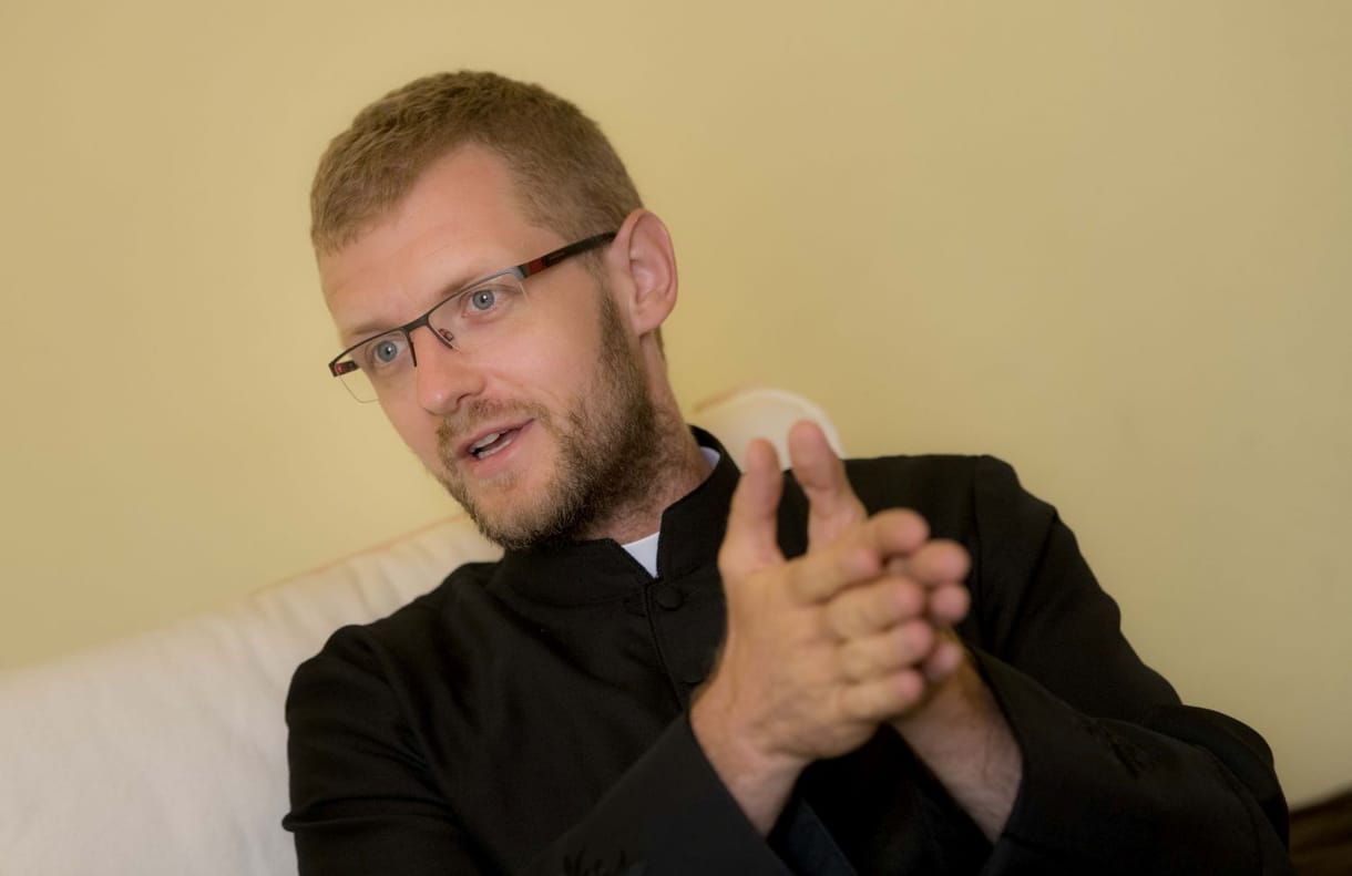Hodász atya elárulta, hogy kamaszkorában szexuálisan molesztálta egy pap