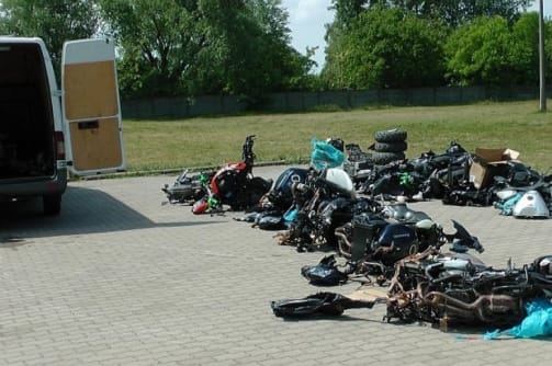 Fotó: nyolc szétszerelt motort stócoltak fel ebben a mikrobuszban