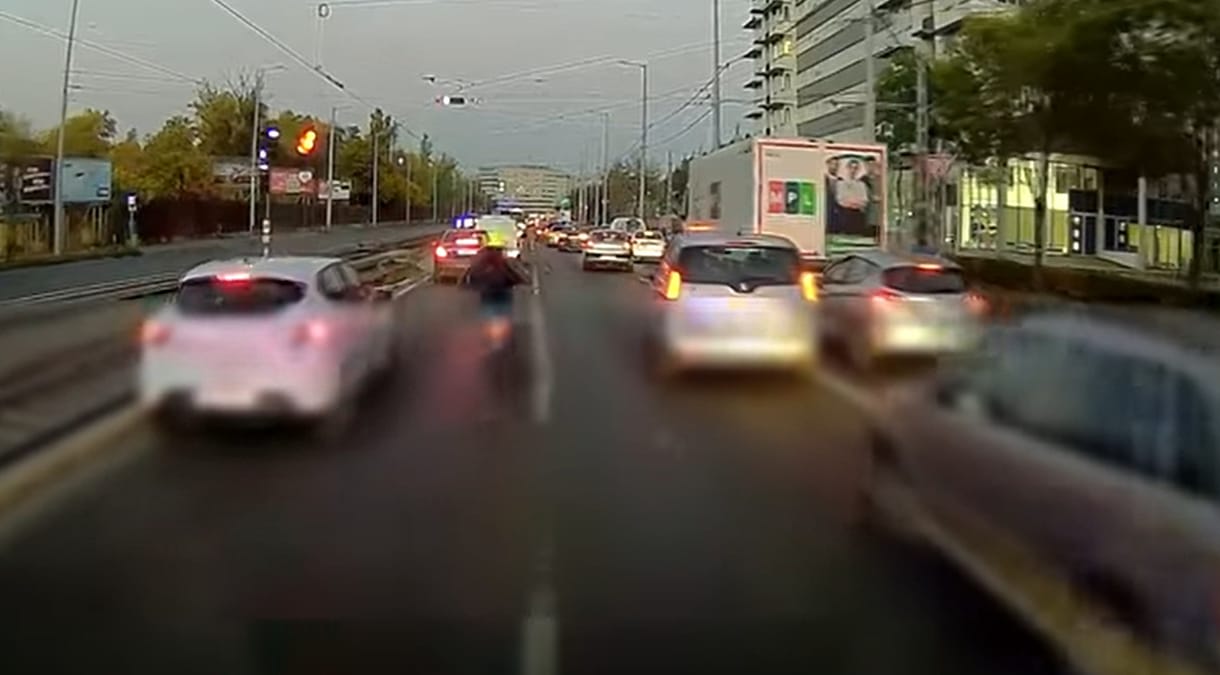 Gondolkodás nélkül kihasználta a robogós, hogy az autósok lehúzódtak a mentő elől - videó