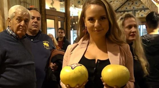 Egy nő kamerát rejtett a melltartójába, hogy kiderítse, hányan bámulják meg