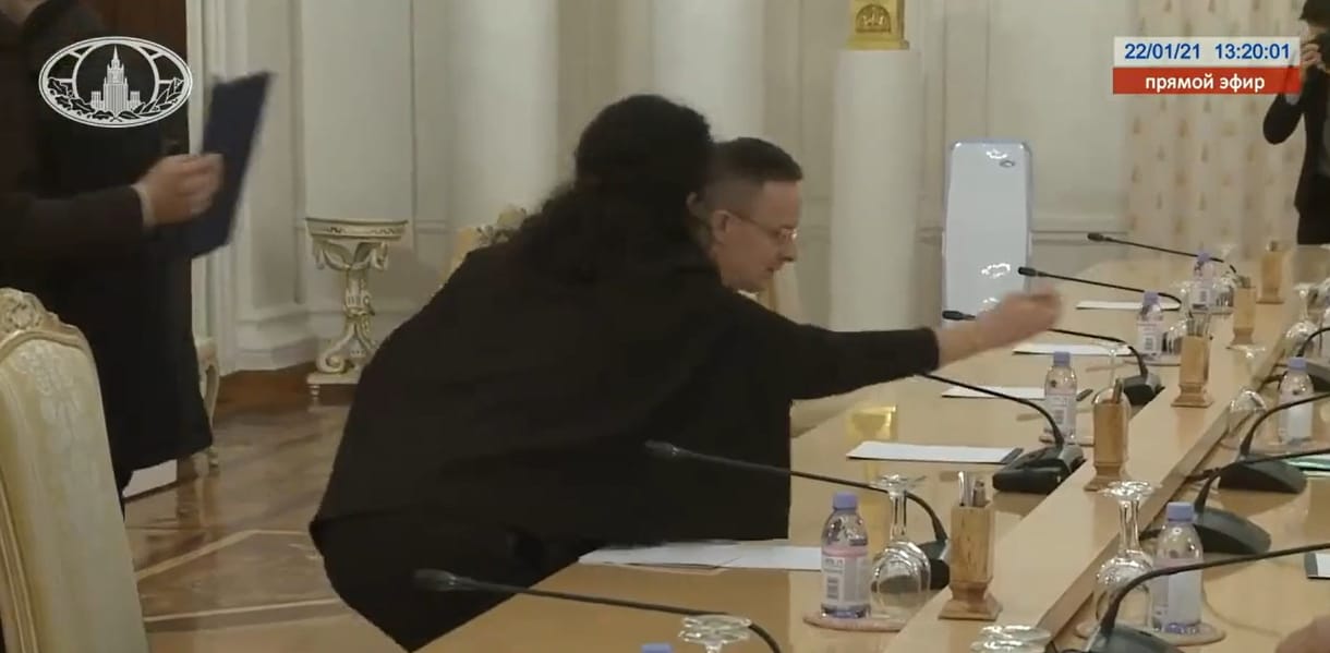 „Rögtön lopják a tollat”  - fura videót tett közzé az orosz külügy Szijjártóék látogatásáról