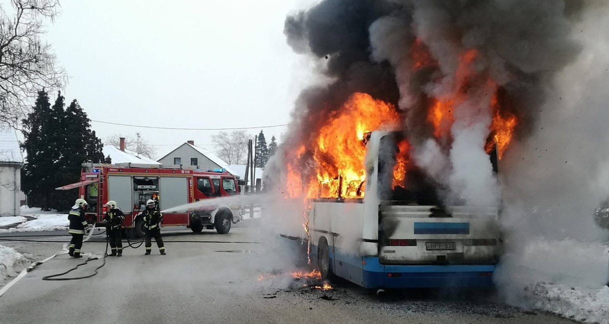 Csak az ülések váza maradt meg a Nádasdon kiégett buszban – videó