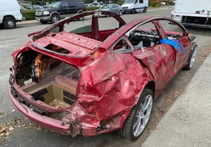 Hiába tűnik roncsnak ez a Tesla, még működik