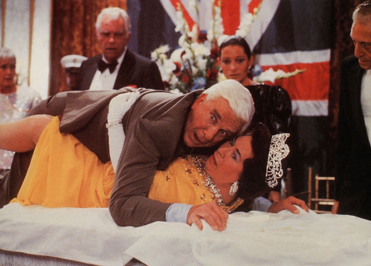Meghalt Frank Drebin atyja, a Csupasz pisztoly, az Airplane! és a Top Secret poéngyárosa