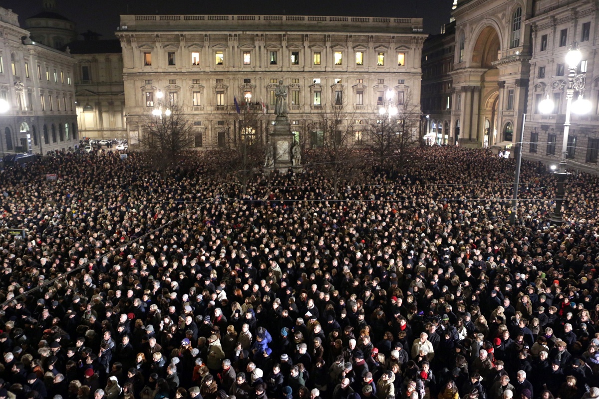 Fotó: üres nézőtér és nyolcezres tömeg búcsúztatta Claudio Abbadót